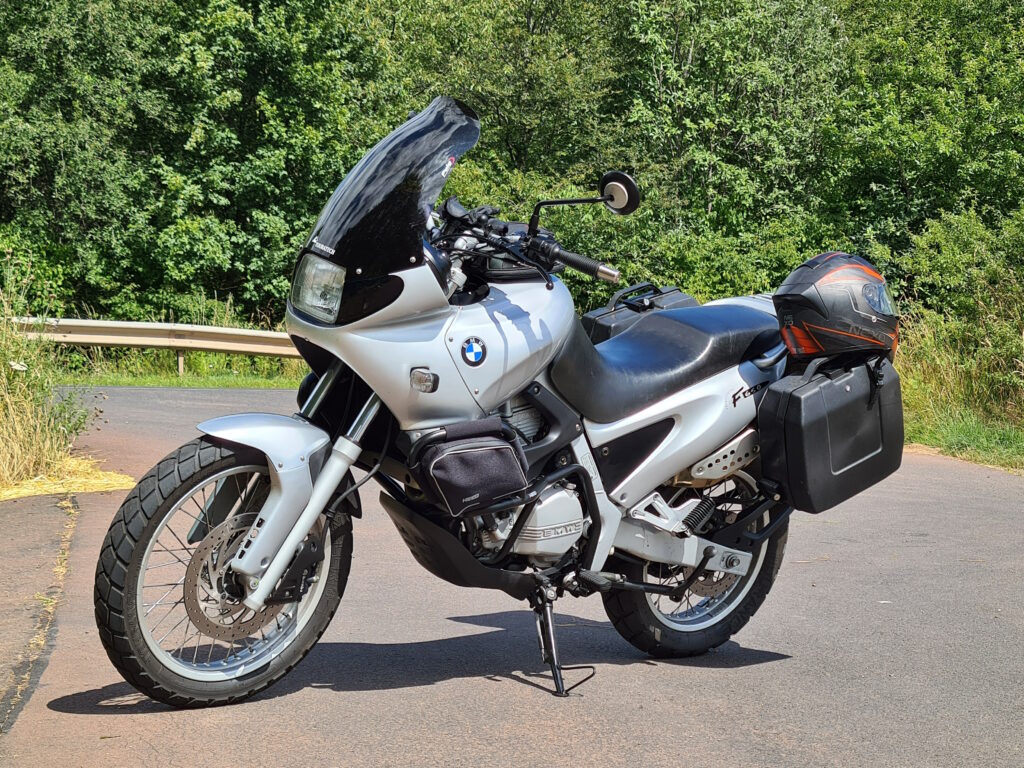 Die BMW F 650 auf der ersten mehrtägigen Tour, mit Koffer und Schutzbügel